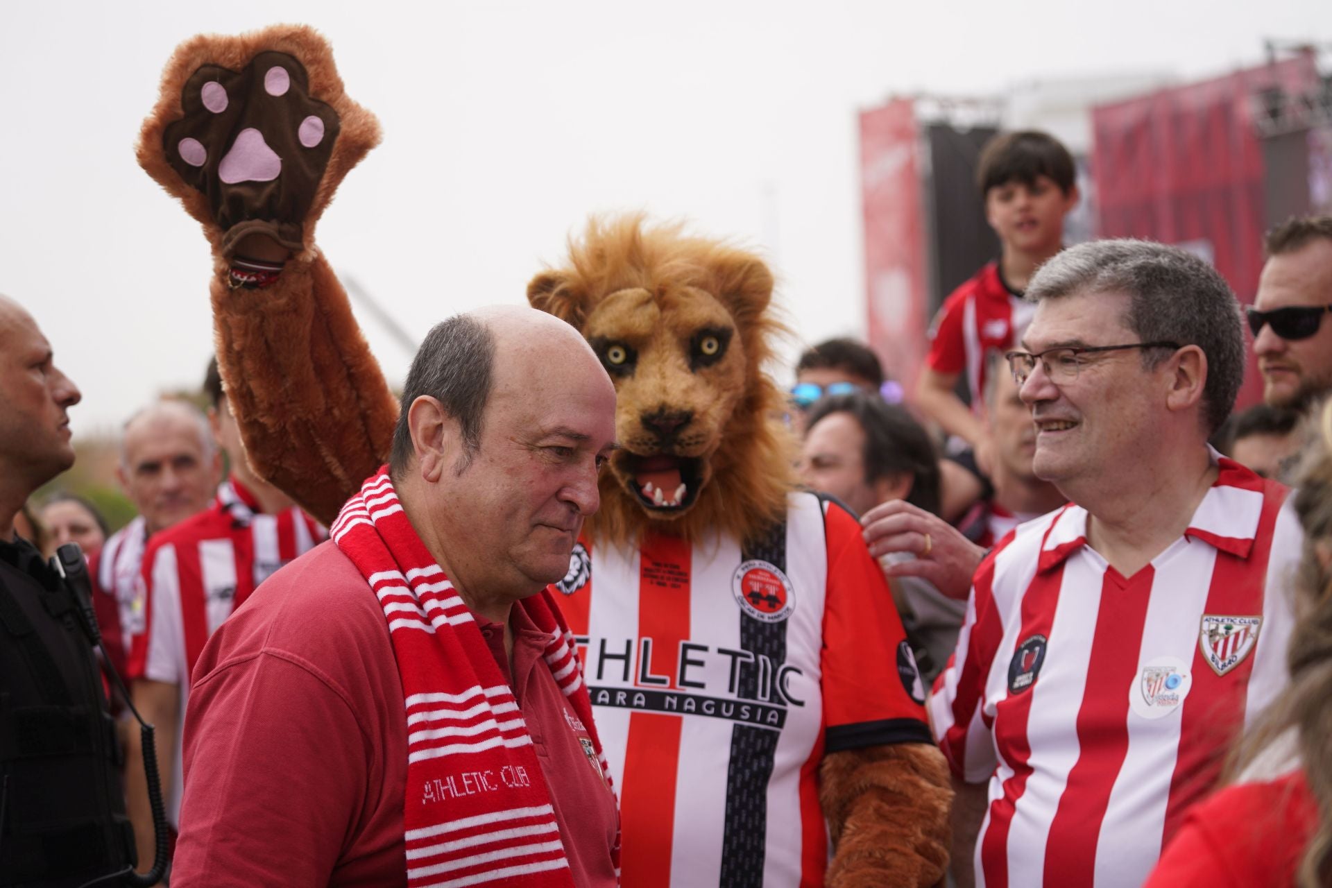 Amante del fútbol y los equipos vascos, Ortuzar nunca ha ocultado su afición por el Athletic, cuya final de Copa vivió como un seguidor más. 