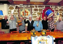 José Ramón Lacunza, Ramón Arrúe, Jesús Cortés, Patxi Egaña, Juan Mari Egaña, Koldo Gurrutxaga, Alfonso Irigoien e Iñaki Murua, miembros de la comisión de la tamborrada y directivos de la sociedad, posan en Kondarrak.