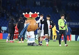 Take Kubo saluda a Txurdin tras la victoria de anoche ante el Rayo