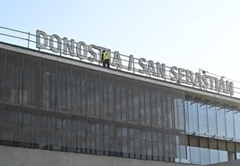 Revestimiento en forma de red que cubre el edificio principal de la estación y da continuidad al de Tabakalera.