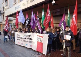 Concentración este viernes de los sindicatos frente a la sede del Gobierno vasco en Bilbao.