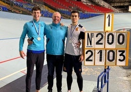 Calbano, junto a Ezker (su entrenador) y Larrauri, este sábado después de batir el récord vasco indoor de 200.