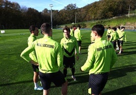 Odrizola conversa con Oyarzabal, Pacheco y Zubimendi durante un entrenamiento.