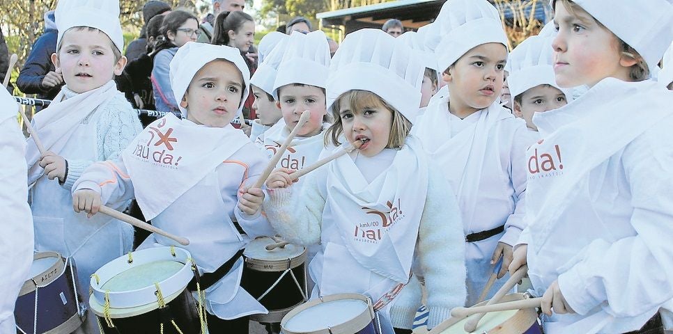 Azpeitiko Ikasberri Ikastolako txikienek sukaldari jantziak atera zituzten, ohi bezala, 'Hau da!' leloarekin.