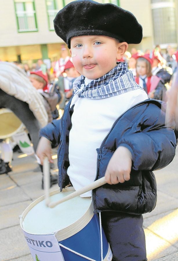 Karmelo Etxegarai Ikastolako txikienek ere hotzari danbor hotsekin egin zioten aurre.