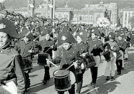 La Tamborrada Infantil de Euskal Billera, con la carroza al fondo.