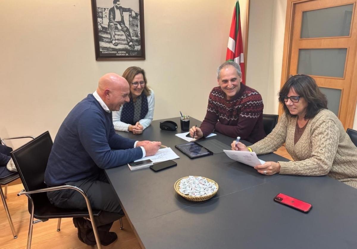 Lourdes Salsamendi y Andoni Torres, en la reunión que mantuvieron con Koldo Goitia, Director de Desarrollo Litoral del Gobierno Vasco.