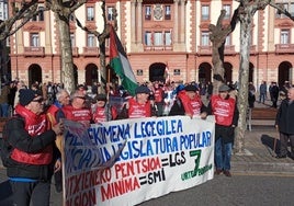 Los y las pensionistas recorrieron las calles de Eibar en una manifestación comarcal organizada.