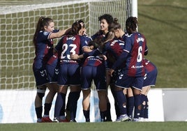 Las chicas del Eibar hacen piña en Valdebebas tras el gol del triunfo logrado por Andrea Álvarez.