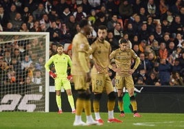 La Real acusa el cansancio y cae en Mestalla