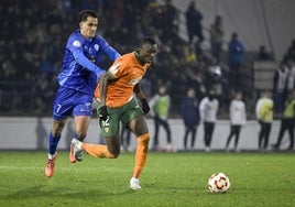 Umar Sadiq en una acción del duelo de Copa del Rey ante el Ourense.