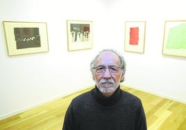 Jose Ibarrola posa en la exposición abierta en la galería Lumbreras de Bilbao.