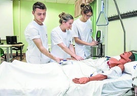 Estudiantes de enfermería, durante una práctica en una imagen de archivo.