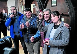 Relevo generacional.Eider Bengoetxea cogió felizlas llaves de Ola Sagardotegiaque le entregó su aita, Iñaki.