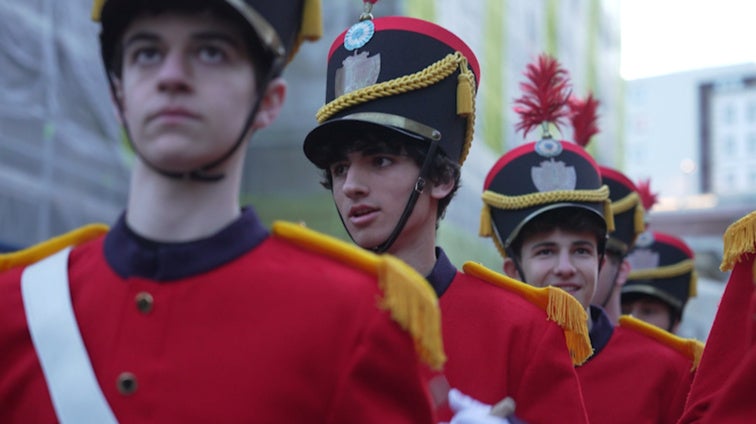 La tamborrada de jóvenes Aldapeta María Ikastetxea disfruta de la tamborrada