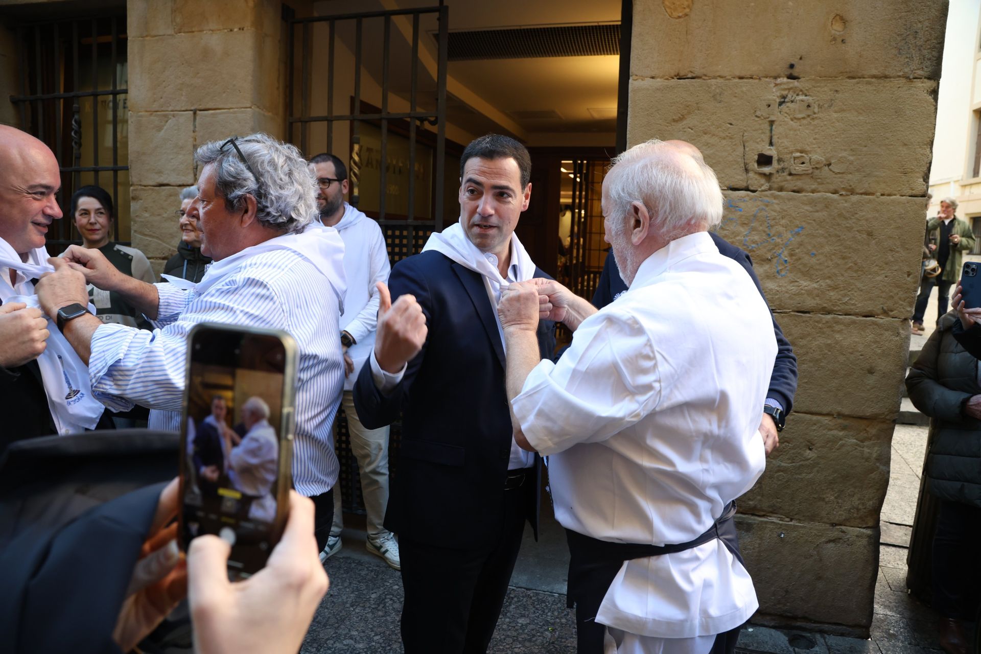 Pradales tampoco se pierde la tamborrada: la visita del lehendakari a San Sebastián