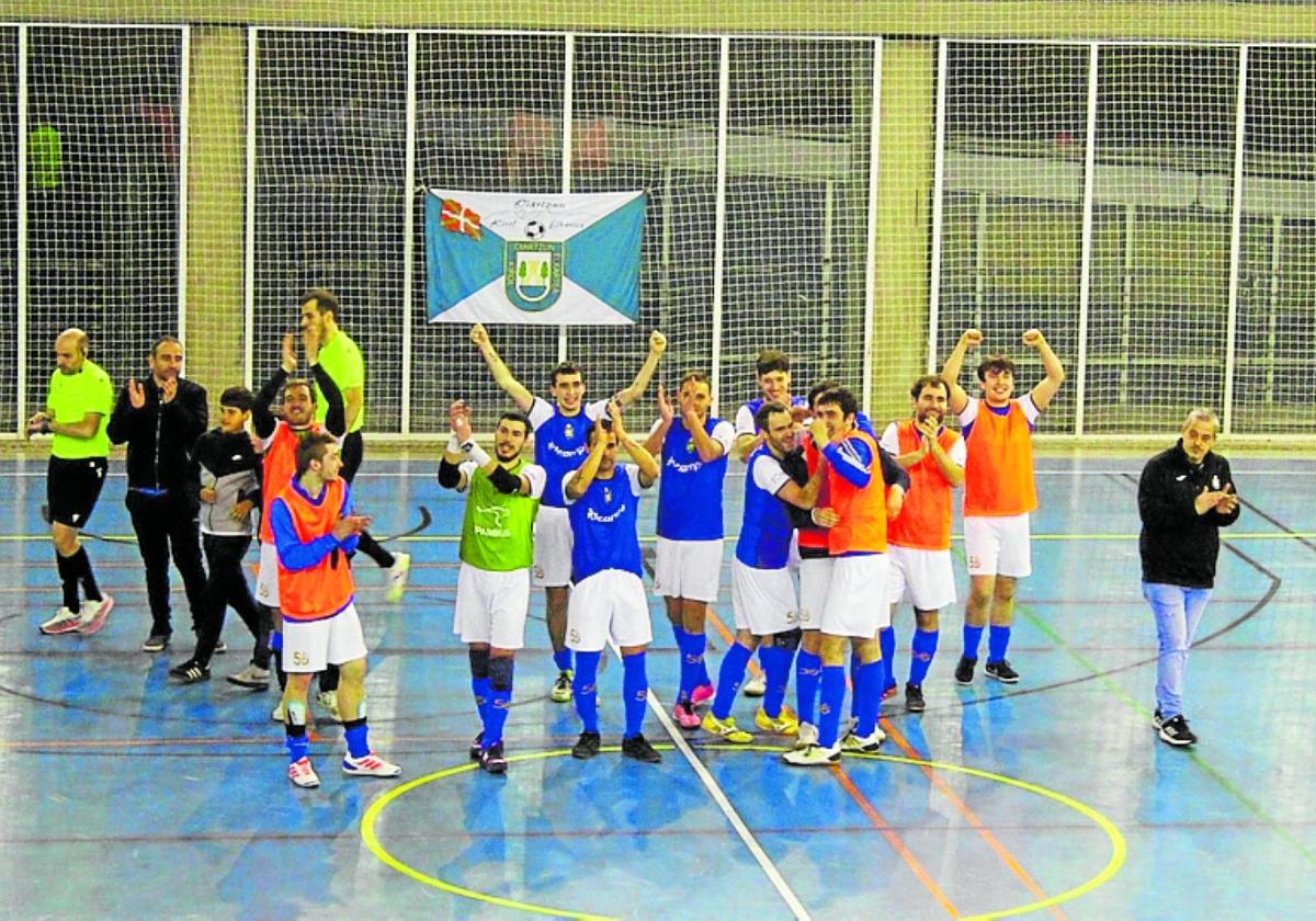 Los oiartzuarras festejando su triunfo ante el Batzarre de Gasteiz.