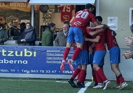 Los tres goles, dos de Yulen Zelaia y uno de Joseba Larrea, fueron muy celebrados. En la imagen el primero con piña junto al córner del bar.