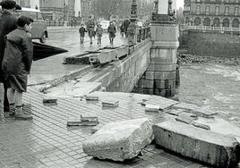 Destrozos en el puente de la Zurriola o el Kursaal.