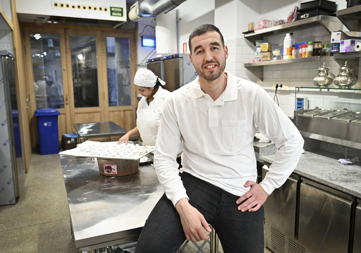 Ayman Seddik posa en la pastelería-panadería que acaba de abrir en Tolosa.