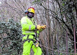 Un operario prepara los soportes clavados en el suelo sobre los que colocarán las barreras de madera, a la altura de Eroski.