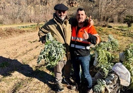 David de Jorge posa en Trasobares con un cardo.