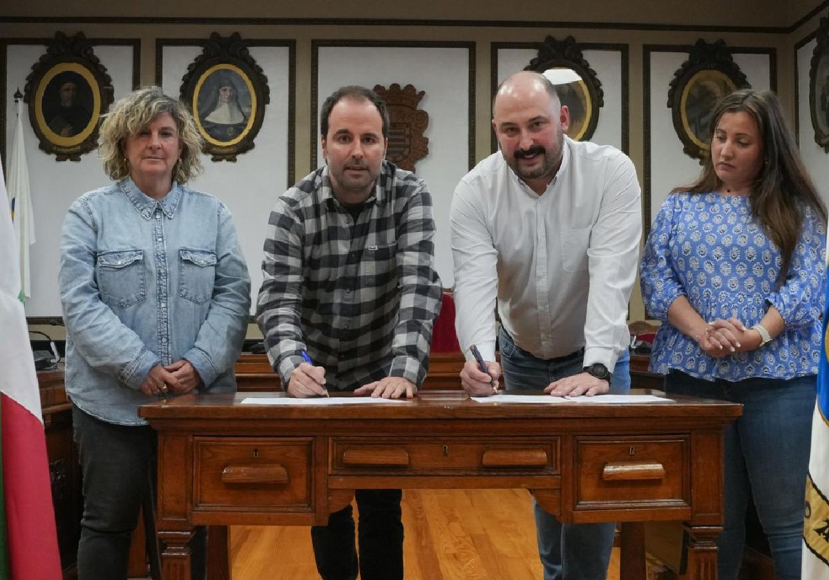 Marta Lasa y Andoni Álvarez, de EH Bildu, junto a Imanol Goenaga e Idoia Mikelez, de EAJ-PNV, ayer en el acto de firma del nuevo acuerdo.