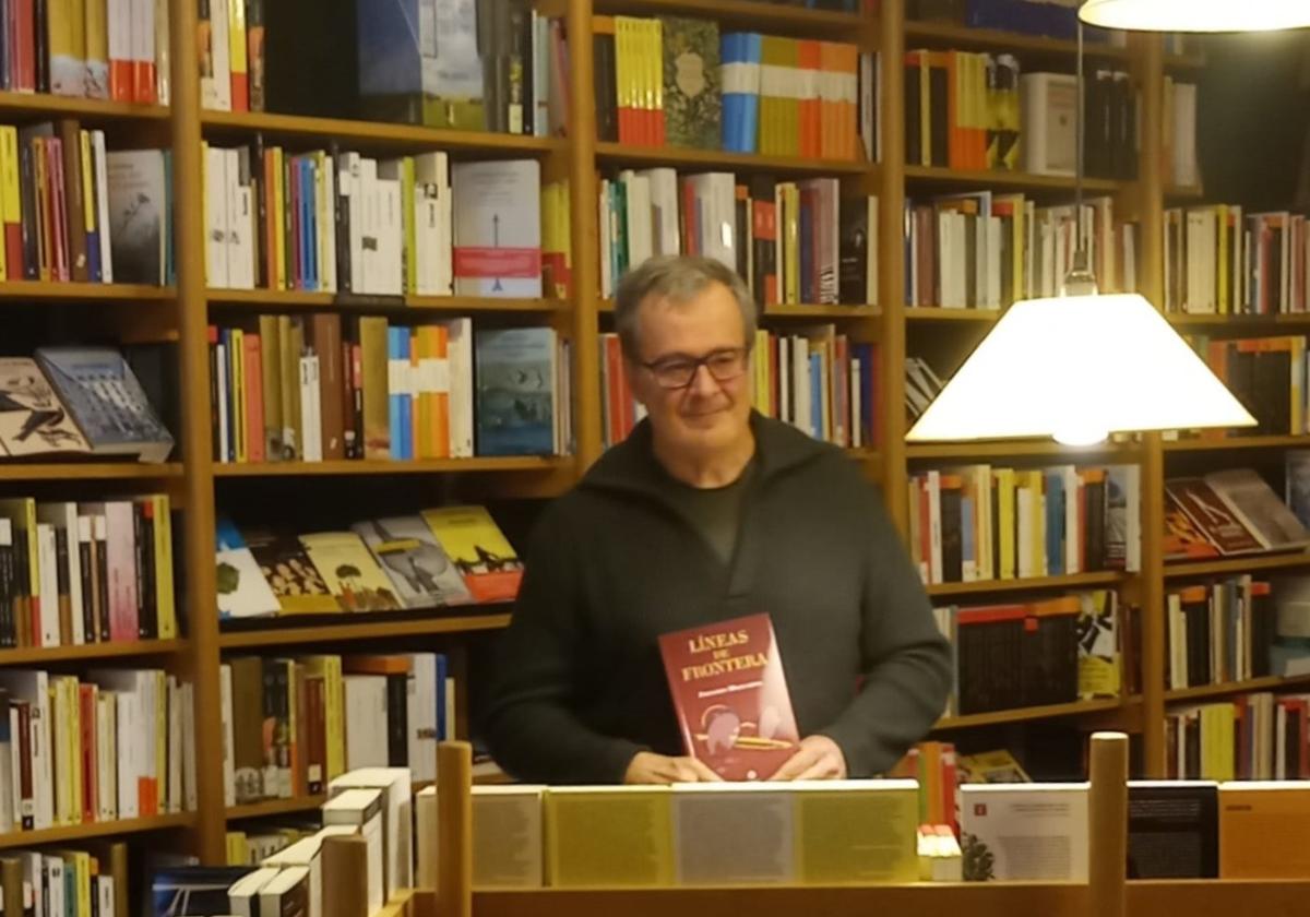 Fernando Mikelarena con su último libro, en la presentación.