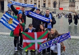 Maite, Esteban, Noel y Adriana, con la ikurriña, Antonio, Iñaki y María posan en la plaza de San Pedro del Vaticano