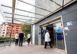 Una mujer accede al interior del ambulatorio de Iztieta, en Errenteria.