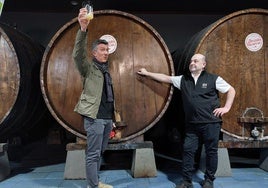 Ignacio Tanco junto a Patxi Iribar en el momento de degustar el primer vaso de sidra de la temporada.