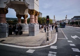 Un autobús de Dbus cruza el puente de María Cristina de San Sebastián.