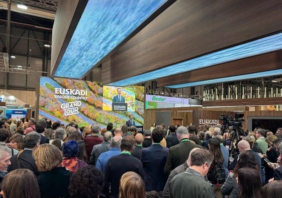 El consejero Javier Hurtado en la inauguración del stand de Euskadi este miércoles en Fitur