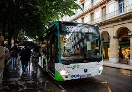 Autobús de Lurraldebus en la parada de la Plaza de Gipuzkoa de Donostia.