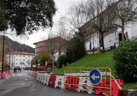 Además de acondicionar las escaleras de acceso se adaptará el alumbrado público.