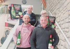 Gotzon Iruretagoiena (Izeta) y Patxi Azkonobieta (Urdaira) con las sidras y detrás los hosteleros Oscar Perea y Eli Salegi, en las escaleras de Merkatu Plaza, en la presentación del Sagardo Eguna de Zarautz.