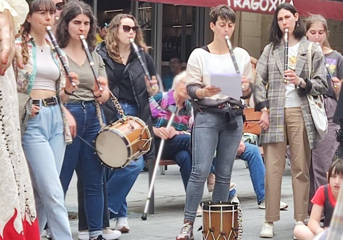 Danboln Musika Eskolako txistu taldeko zenbait kide.