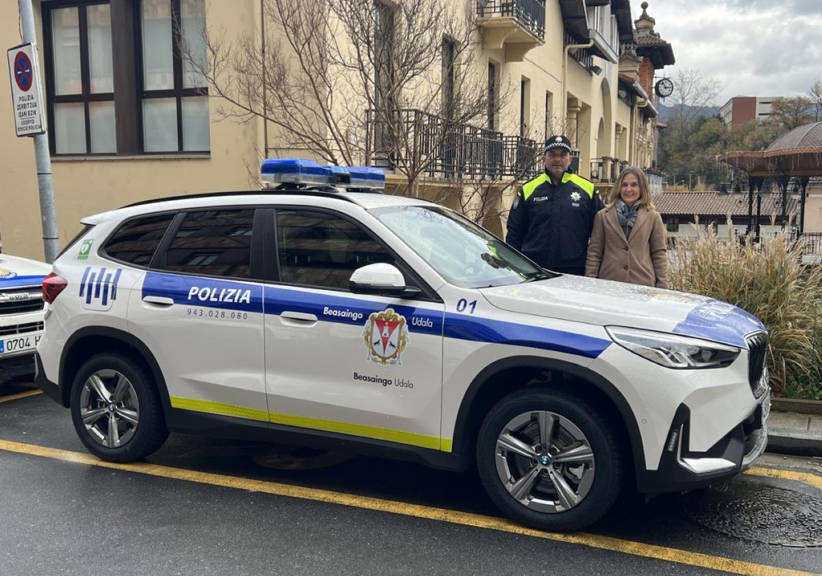 El jefe de la policía municipal, Aitor Escalante, junto a la alcaldesa Leire Artola, presentan el coche.