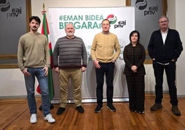 Los concejales Kepa Sebal, Martín Etxaniz, Mikel Lete, Irune Galarraga y Joseba Elosua en el batzoki tras la comparecencia ante los medios.