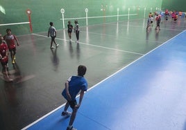 Niños jugando en el frontón Beotibar de Tolosa.