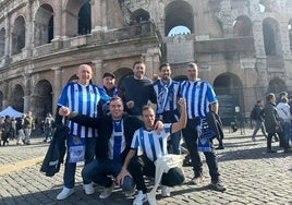 Aficionados realistas posan junto al Coliseo este jueves en Roma