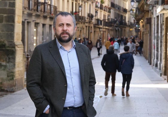 Alberto Alonso posa en las cercanías de la calle 31 de agosto de la Parte Vieja donostiarra.