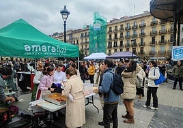 Puesto de Amara Bai en la feria de Santo Tomás.