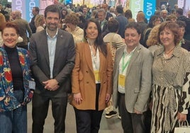 Itziar Murua, Xabier Txurruka y Esther Facchin y, en el centro, el también zarauztarra Jakes Agirrezabal (viceconsejero de Turismo del Gobierno Vasco) y la diputada de Turismo, Azahara Domínguez, en Fitur.