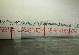 El frontón de la plaza ha sido atacado en los últimos días con pintadas.