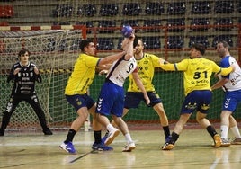 Un lance del partido de semifinales de la Copa Euskadi entre Mek Eibar Eskubaloia y Bidasoa Irun en Ipurua.