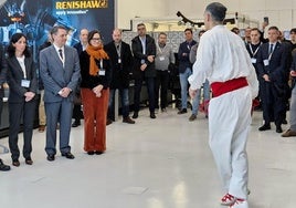 Un dantzari baila un Aurresku de Honor durante la inauguración del nuevo laboratorio habilitado en las instalaciones de Ideko, este jueves en Elgoibar.