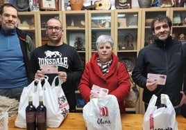 Momento de la entrega de los lotes de Korosti a los tres afortunados.