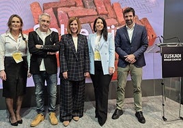 Libe Otegi, directora vasca de Turismo; Jon Sistiaga, periodista irunés; Cristina Laborda, alcaldesa de Irun; Azahara Domínguez, diputada de Gipuzkoa de Turismo, y Jakes Agirrezabal, viceconsejero de Turismo del Gobierno Vasco, y tras ellos el 'opus spicatum' propio de las termas y la leyenda 'Salve, Fitur'.