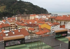 Vista general del casco urbano de Deba, donde se va a llevar a cabo la renovación del alumbrado público.